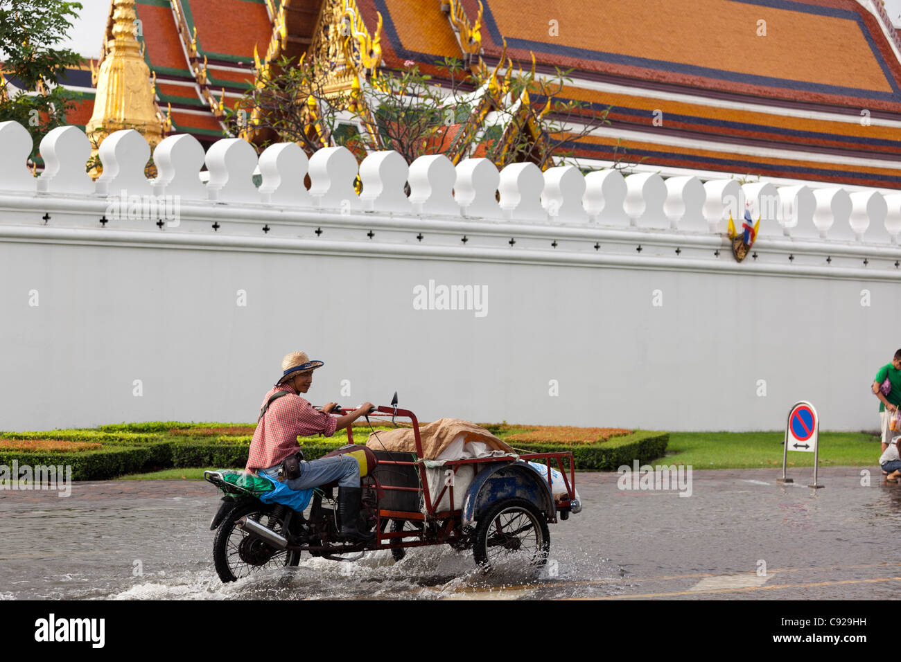 Professionnel de la conduite dans l'eau d'inondation en centre-ville de Bangkok, Thaïlande Banque D'Images