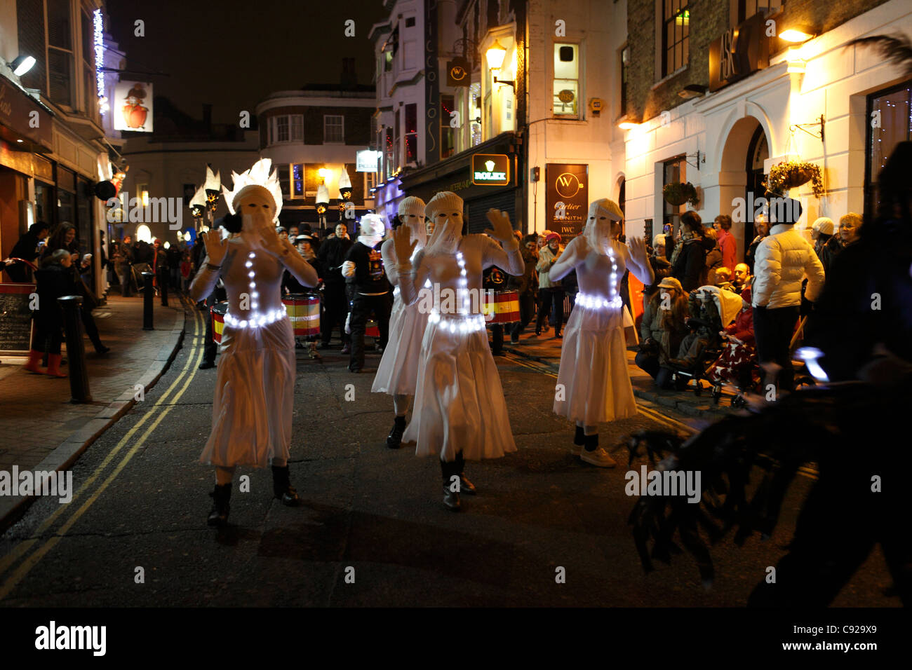 Les danseurs de la parade. Le solstice d'hiver annuel excentrique, festival Burning The Clocks, à Brighton, East Sussex, Angleterre Banque D'Images