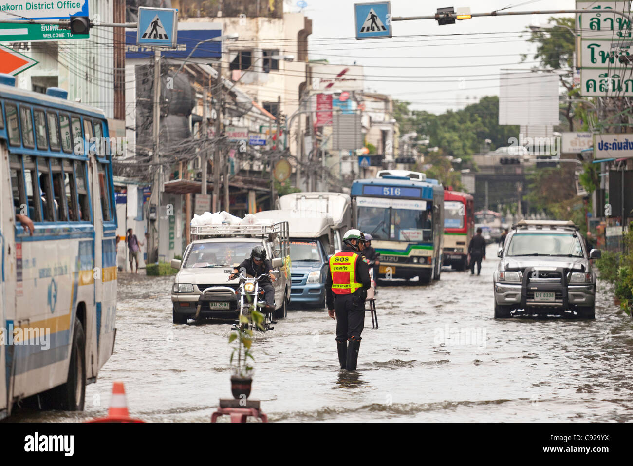 Conduite par l'eau d'inondation dans le centre-ville de Bangkok, Thaïlande Banque D'Images