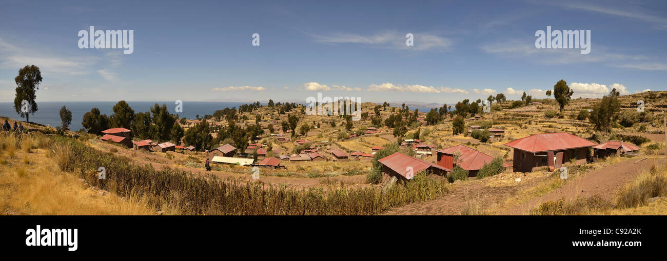 Pauvre logement voir le lac Titicaca toit de maison sky blue cloud la pauvreté les plus hauts de l'île de Taquile puno navigables jour lumineux de l'horizon Banque D'Images