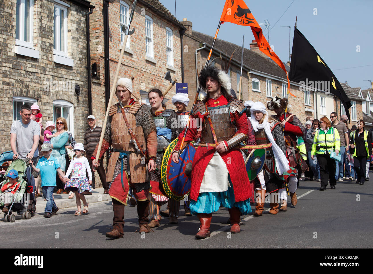 Les habitants défilent dans la ville au début de l'anguille d'Ely, dans la ville d'Ely, Cambridgeshire, Angleterre Banque D'Images