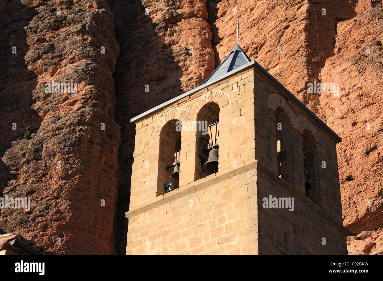 Espagne, Aragon, Province de Huesca, Mallos de Riglos, Iglesia Parroquial, clocher à côté de rock formations Banque D'Images