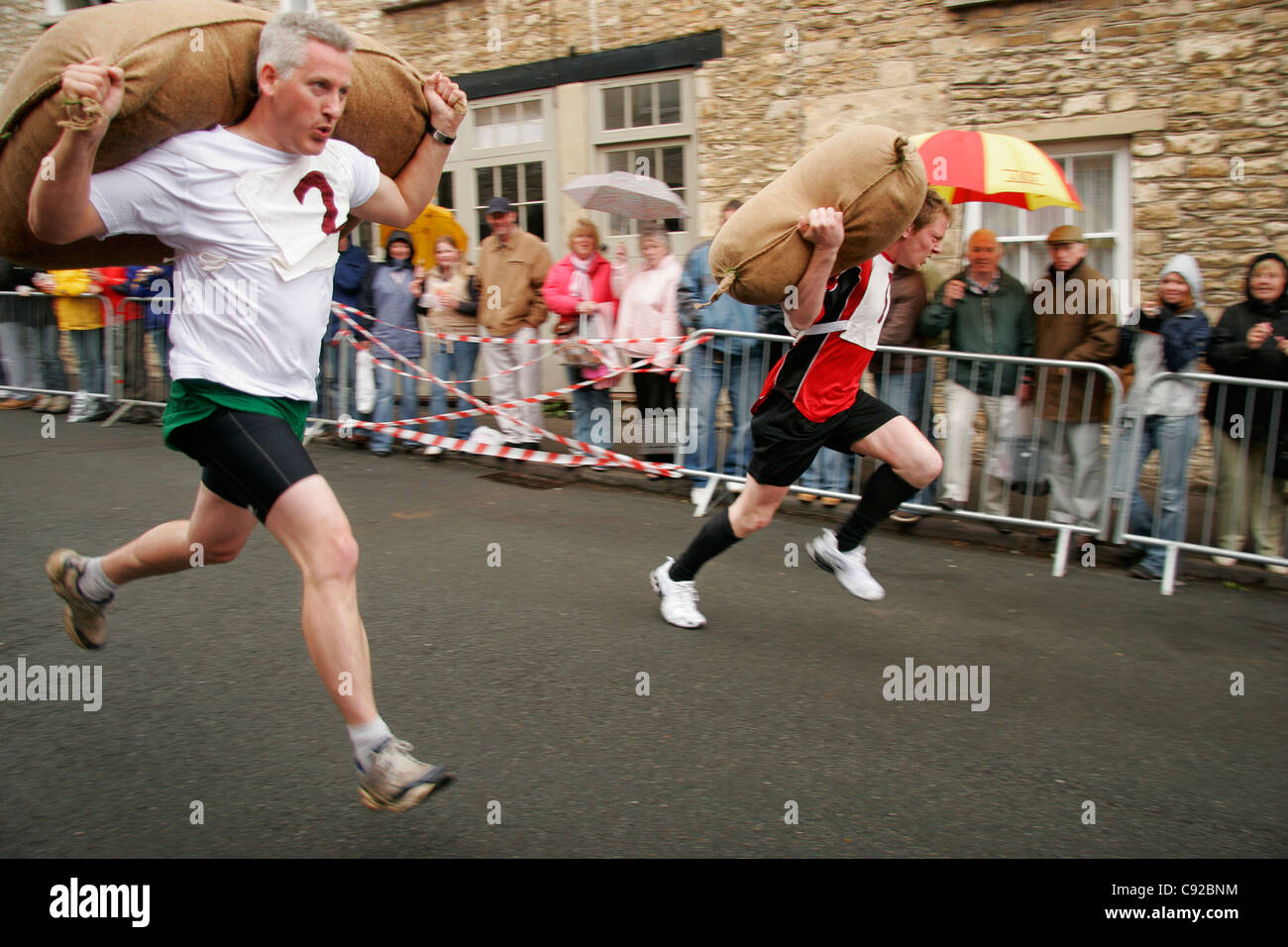 L'annuel excentrique Tetbury Woolsack Races, tenue le Gumstool Hill à Tetbury dans Gloucestershire, Angleterre Banque D'Images