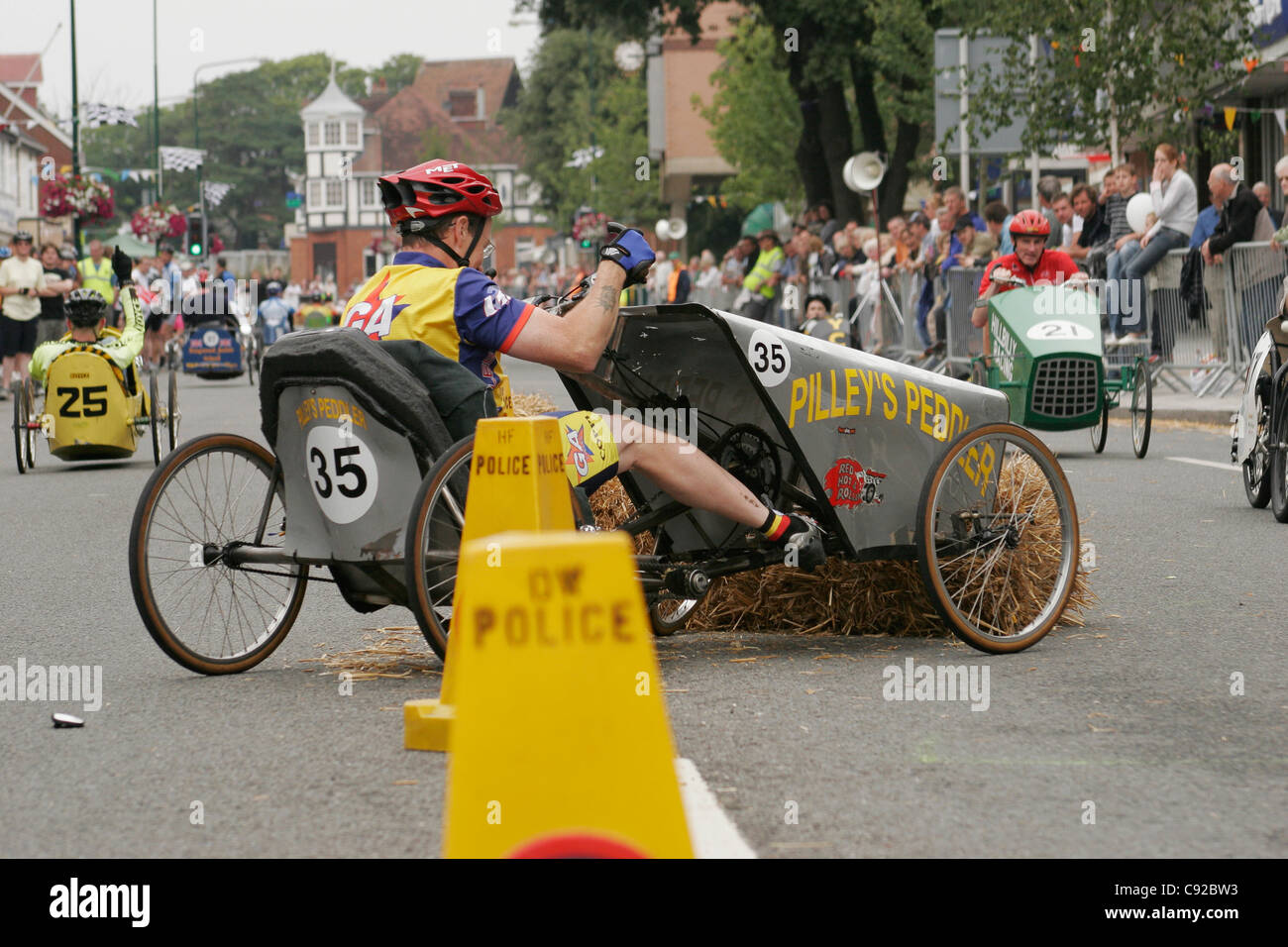 La Voiture à Pédales originales Grand Prix annuel, qui a lieu chaque année en alternance dans les villes de New Milton et Ringwood, Hampshire, Angleterre Banque D'Images