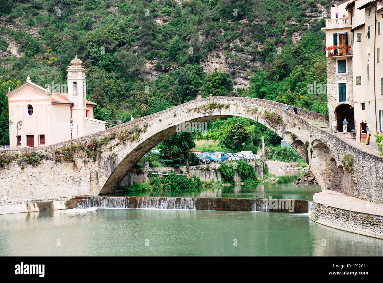 L'Italie, Ligurie, Dolceacqua, le pont sur la rivière Nervia Banque D'Images