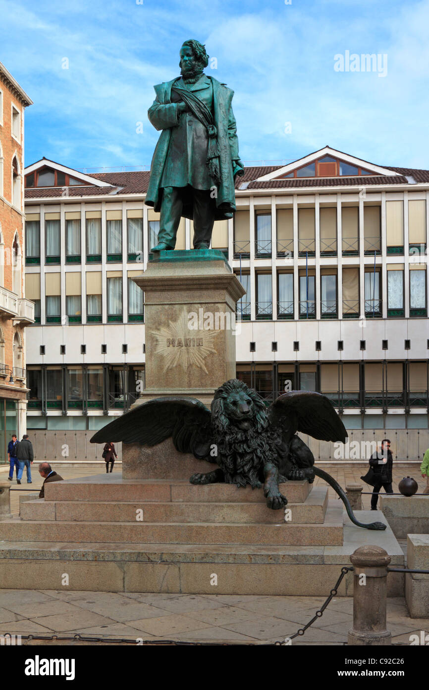 Le lion ailé de Saint Marc au pied de la statue de Daniele Manin sur Compo Manin, Venise, Italie, Europe. Banque D'Images