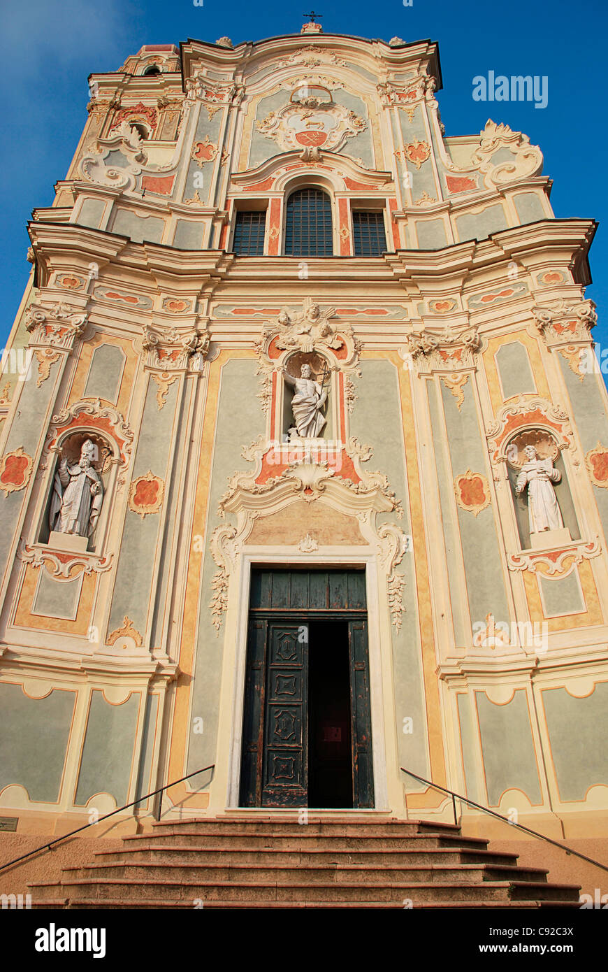 L'Italie, Ligurie, Cervo, Chiesa di San Giovanni Battista (Eglise Saint-Jean-Baptiste), façade Banque D'Images