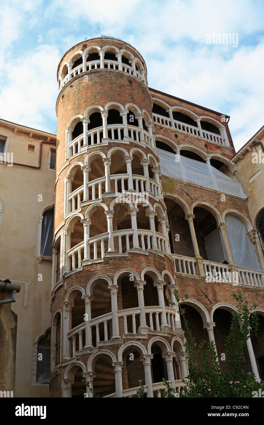 L'escalier en spirale de l'extérieur du Palazzo Contarini del Bovolo, Venise, Italie, Europe. Banque D'Images