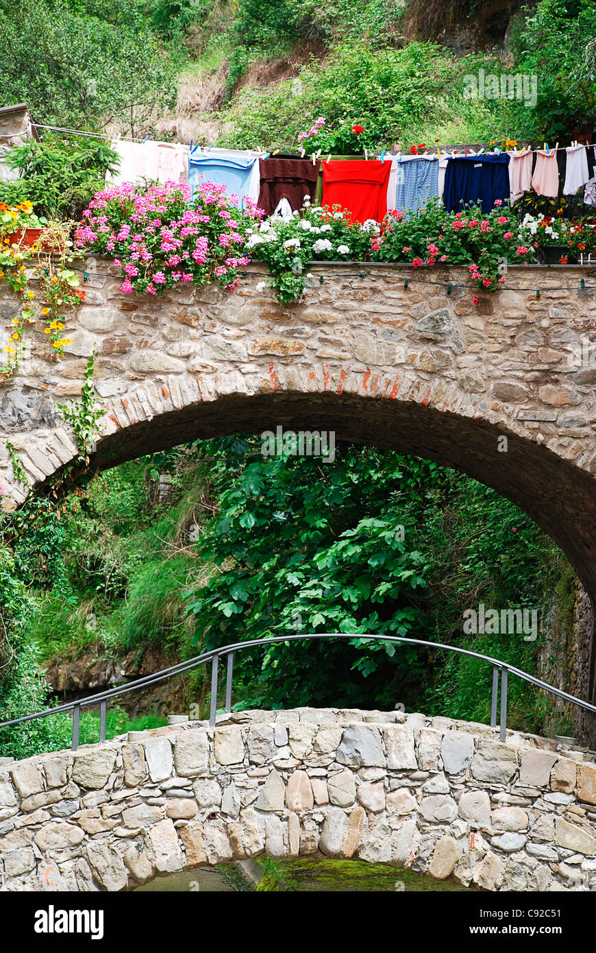 L'Italie, Ligurie, Dolceacqua, le pont pittoresque Banque D'Images