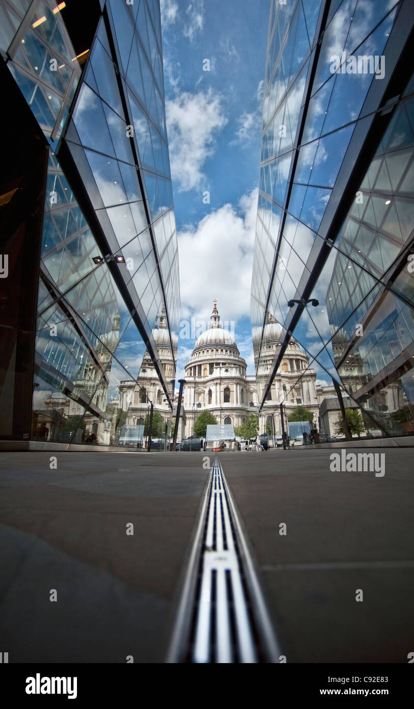 La Cathédrale St Paul reflected in glass Banque D'Images