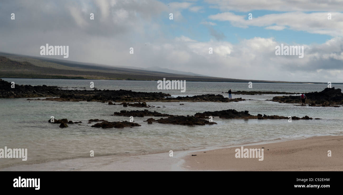 Les touristes sur la plage, San Cristobal Island, îles Galapagos, Equateur Banque D'Images