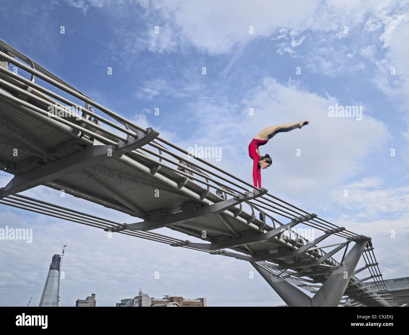 Dancer posing on urban walkway Banque D'Images