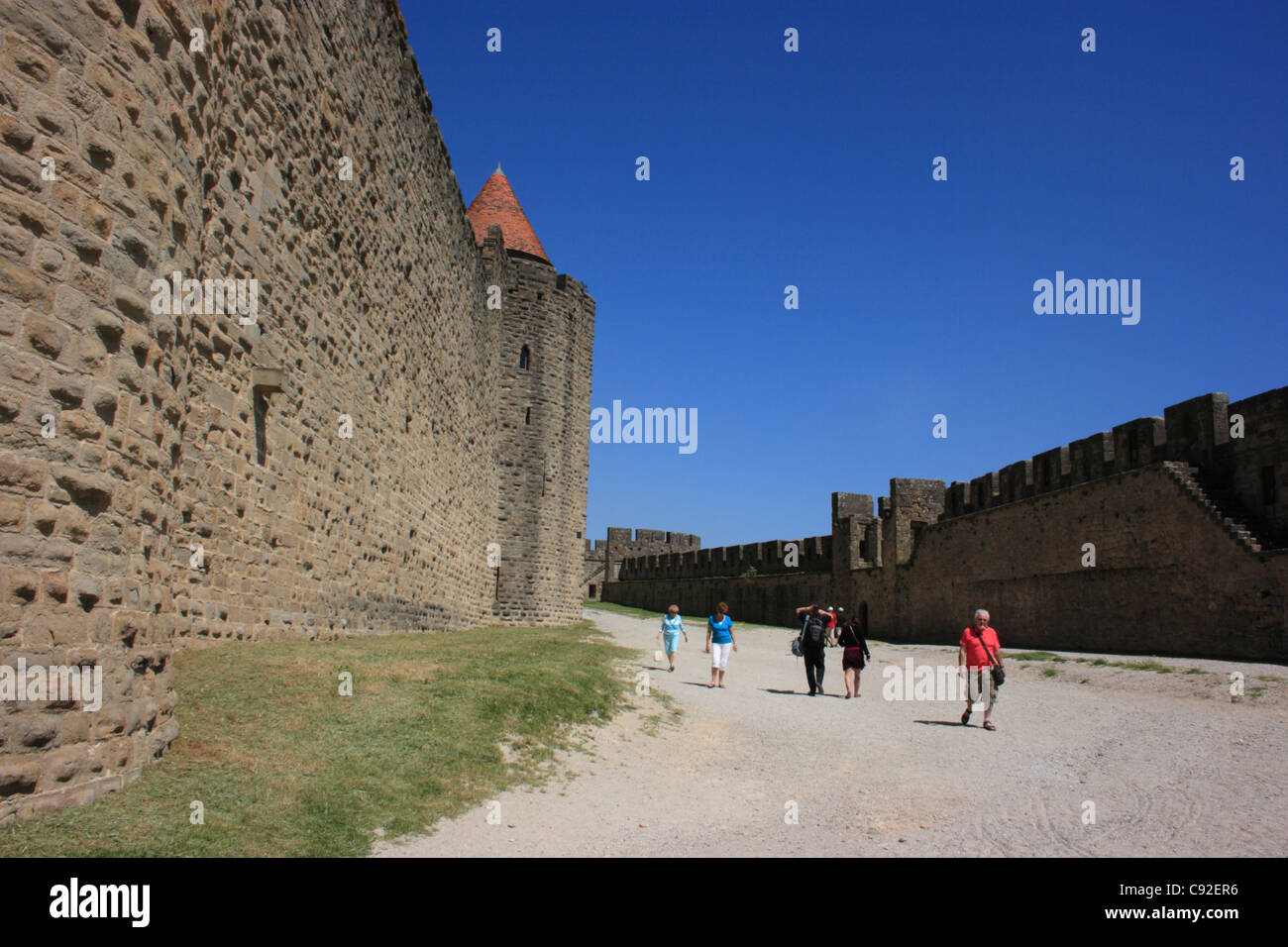 La Cité de Carcassonne est une cité médiévale fortifiée, un monument de ...