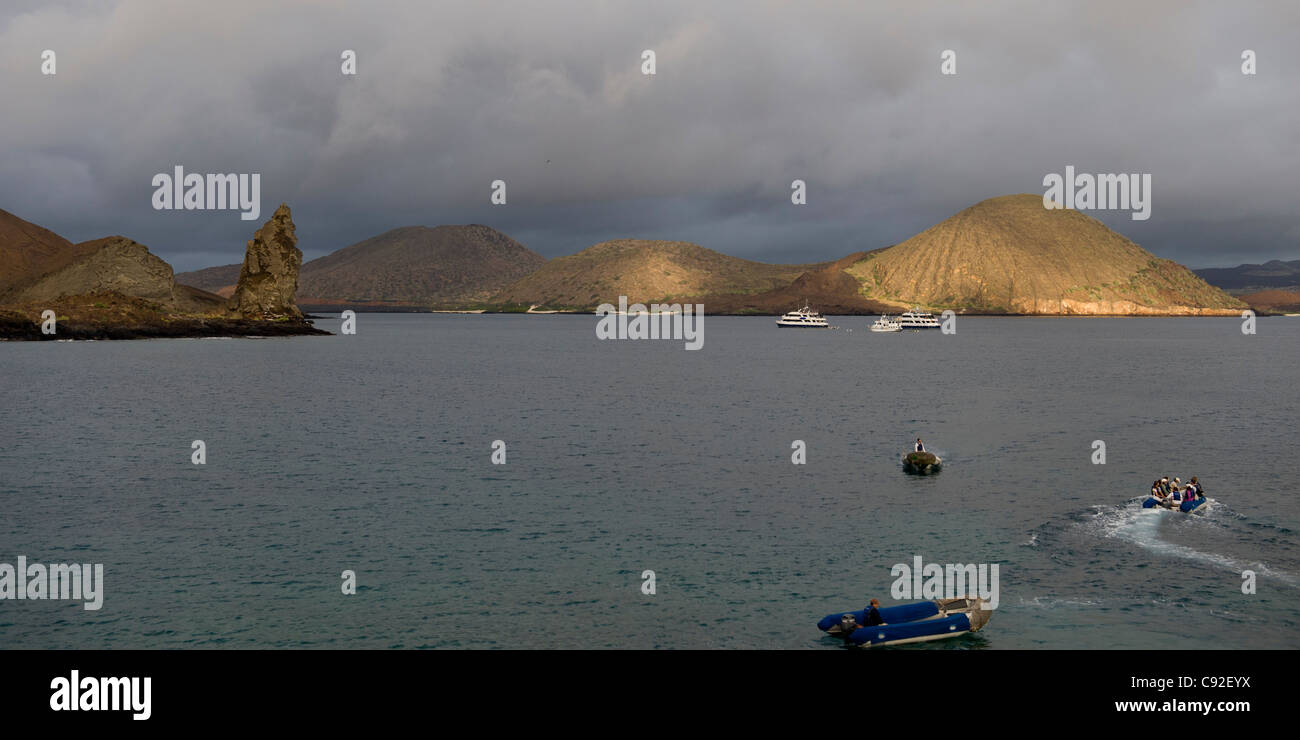 Les touristes dans les bateaux dans l'océan Pacifique, Bartolome Island, îles Galapagos, Equateur Banque D'Images