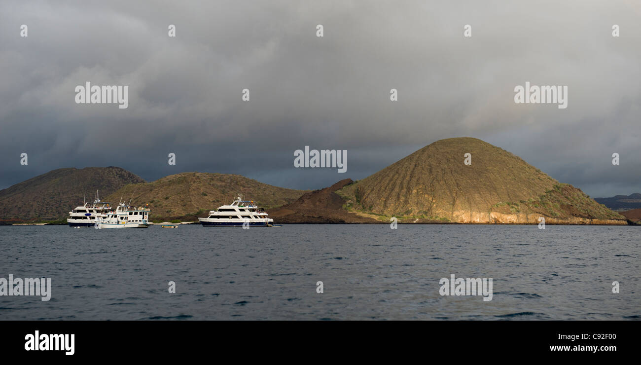 Bateaux dans l'océan Pacifique, Bartolome Island, îles Galapagos, Equateur Banque D'Images