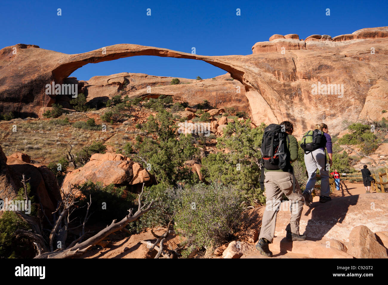 Les randonneurs et Landscape Arch, Arches National Park Banque D'Images
