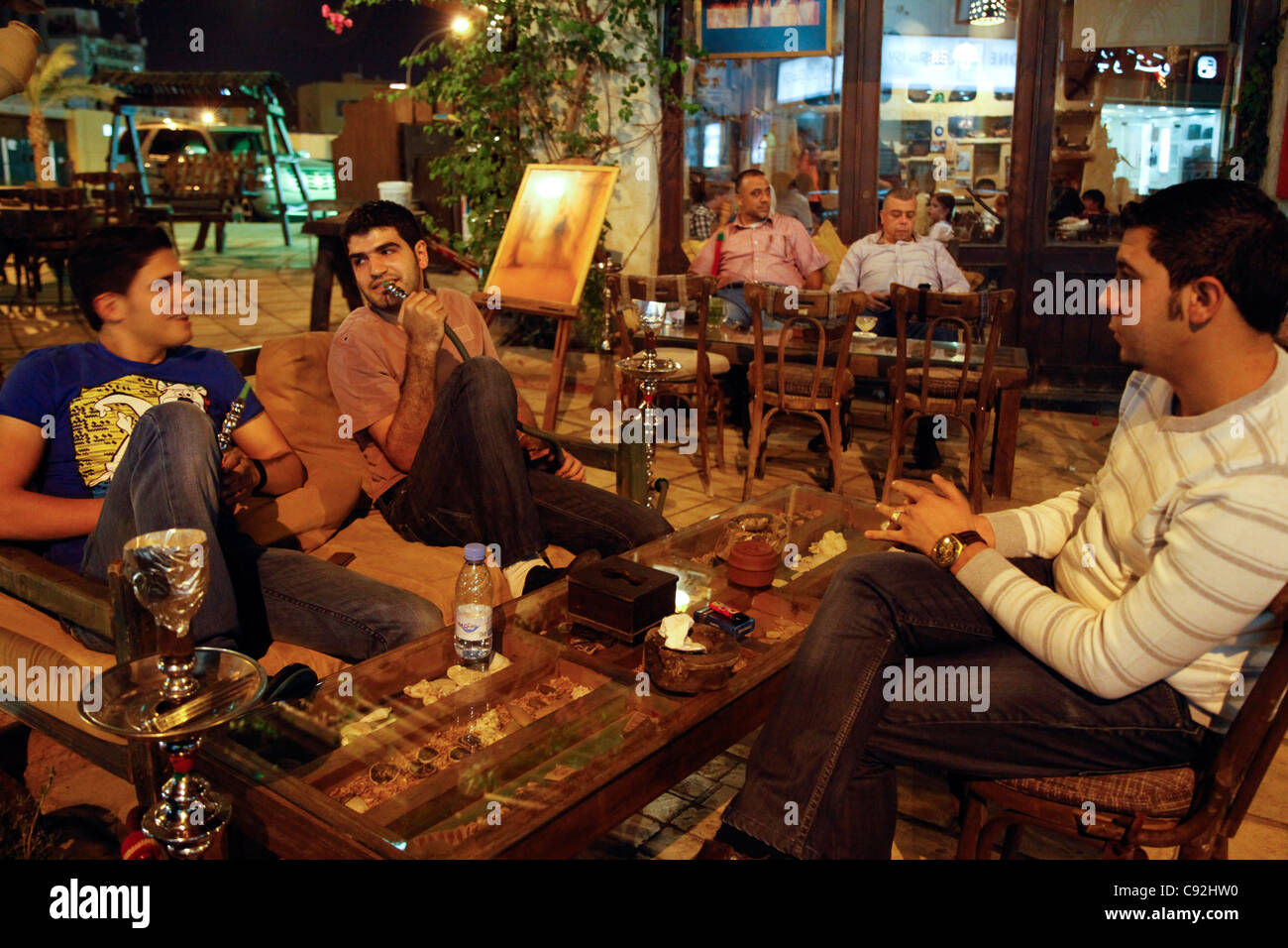 Les gens assis à Jafra restaurant, Aqaba, Jordanie. Banque D'Images