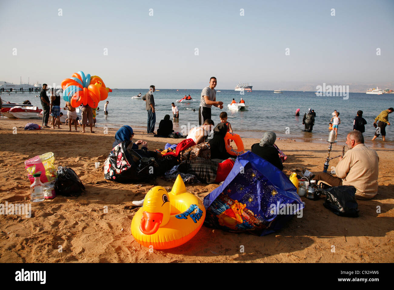 Les gens sur la plage publique d'Aqaba, en Jordanie. Banque D'Images