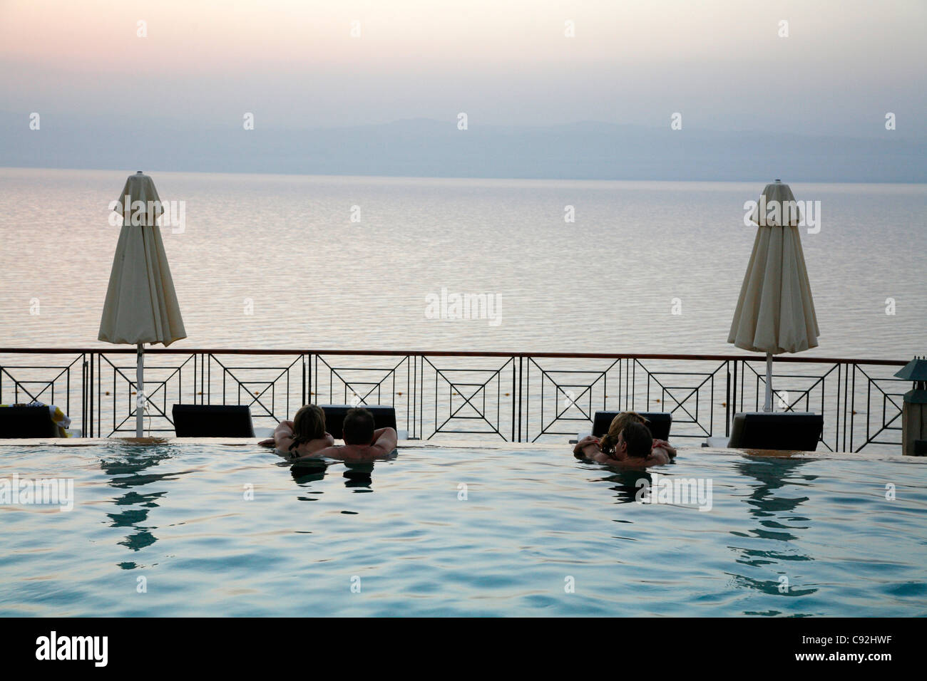 Piscine de l'hôtel Movenpick par la mer morte, en Jordanie. Banque D'Images
