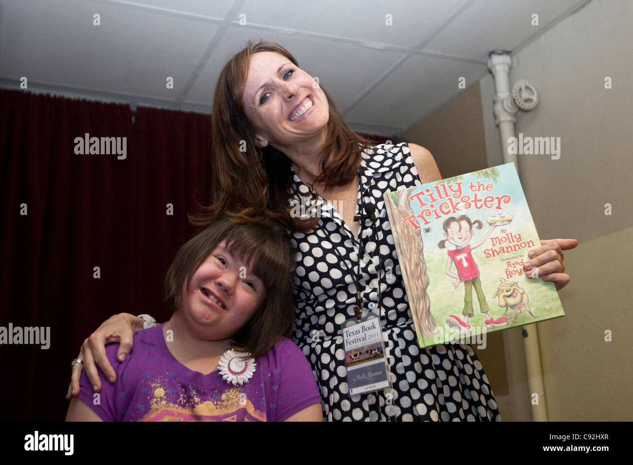 Le comédien américain, auteur et l'actrice Molly Shannon pose avec le syndrome de femme fille avec copie de livre pour enfants Banque D'Images