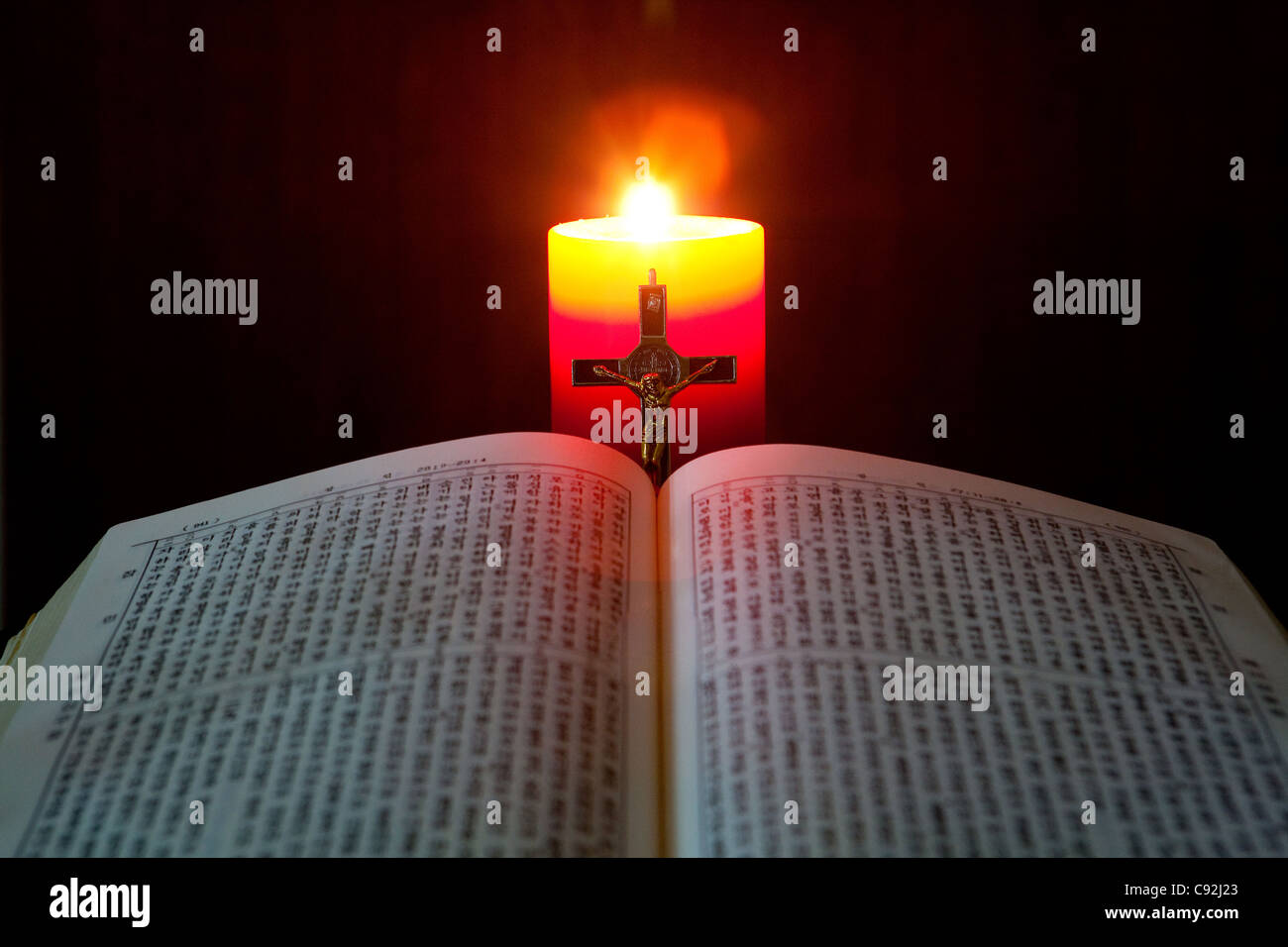 Une Bible Ouverte Avec Crucifix Et Bougie Photo Stock Alamy