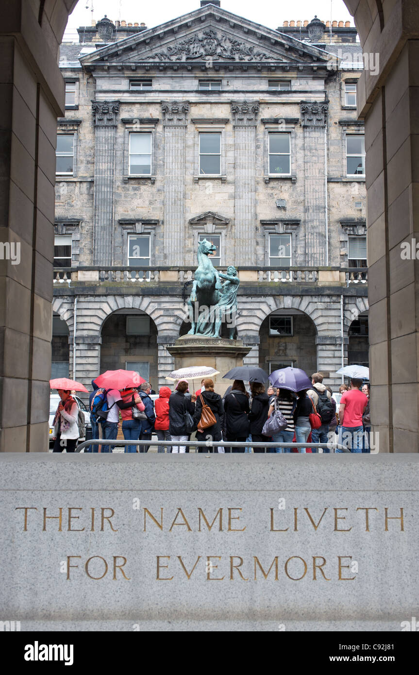 Groupe de touristes avec un guide l'affichage de la statue d'Alexandre et Bucephalus, Édimbourg, Écosse, Royaume-Uni. Banque D'Images