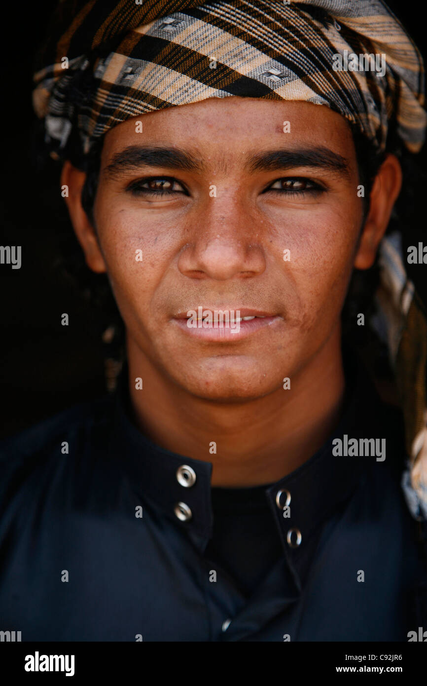 Portrait d'un jeune homme bédouin, Petra, Jordanie. Banque D'Images