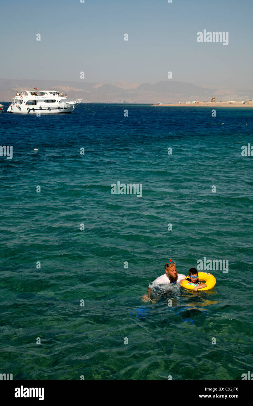 <1 les gens dans la mer rouge, Aqaba, Jordanie. Banque D'Images