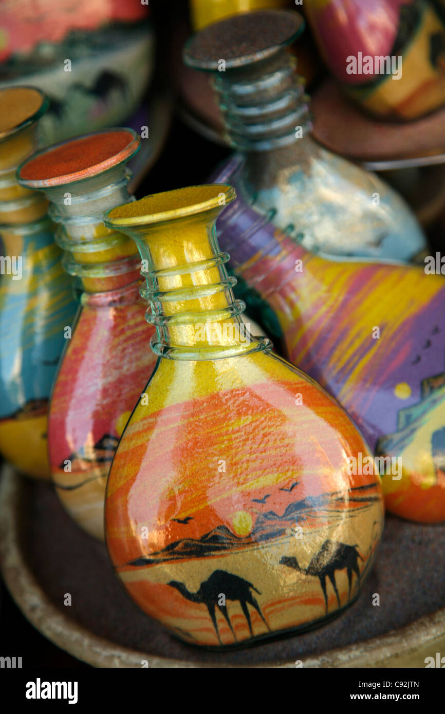 Souvenir des bouteilles remplies de sable, Aqaba, Jordanie. Banque D'Images