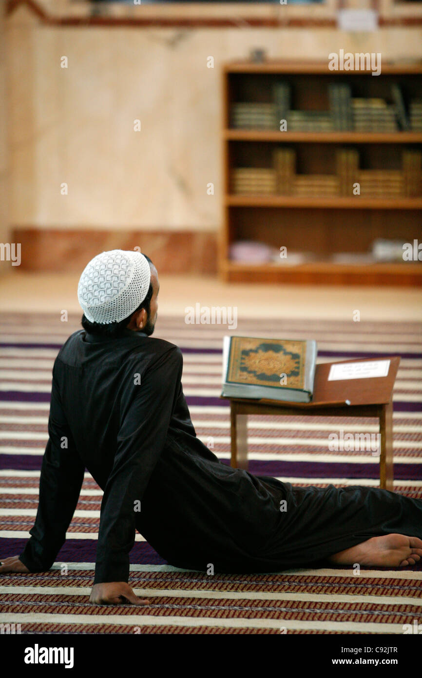 Musulman dans une mosquée, Madaba, Jordanie. Banque D'Images