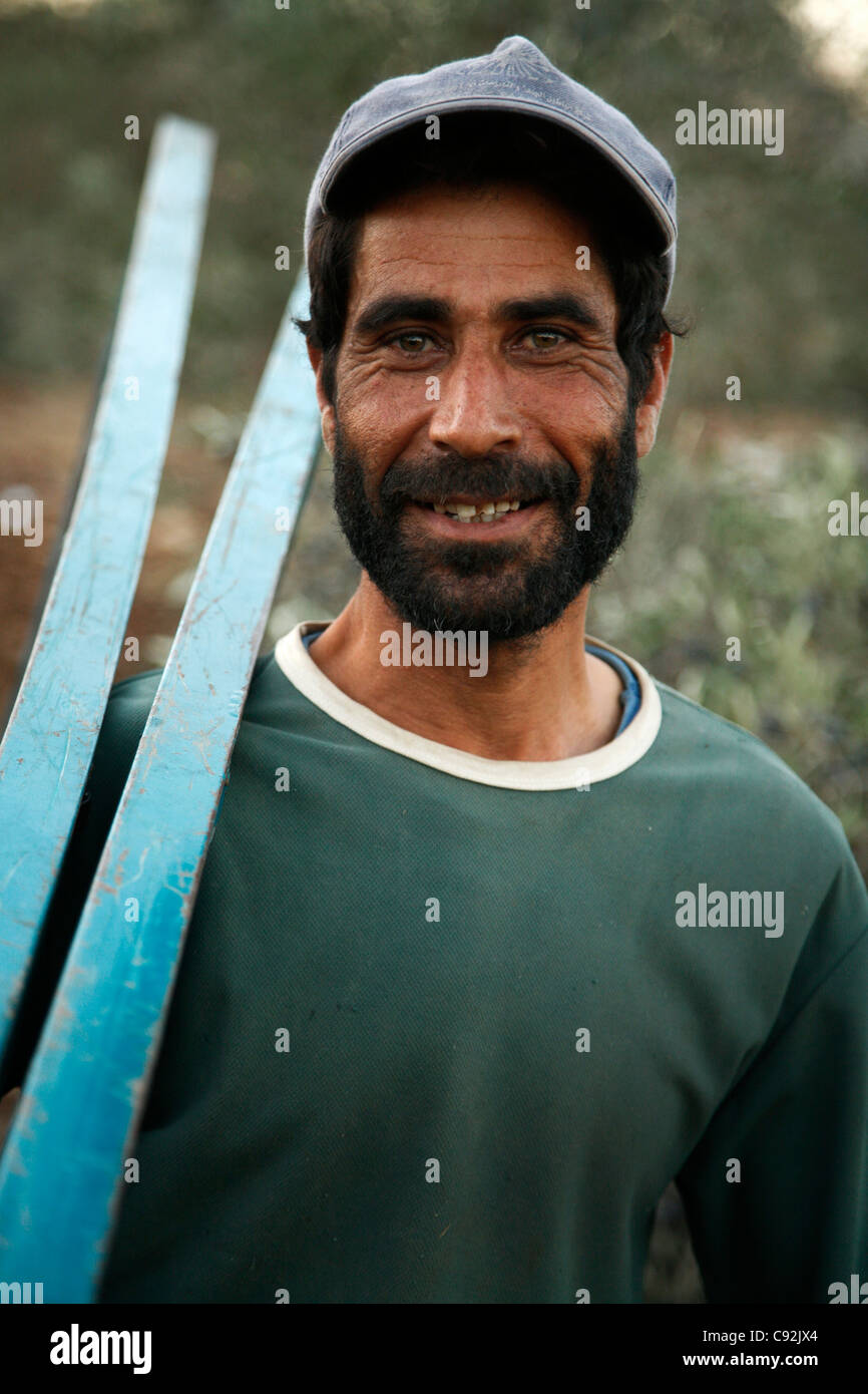 Portrait d'un homme travaillant dans l'huile d'olive près de Umm Qais dans le Nord, la Jordanie. Banque D'Images