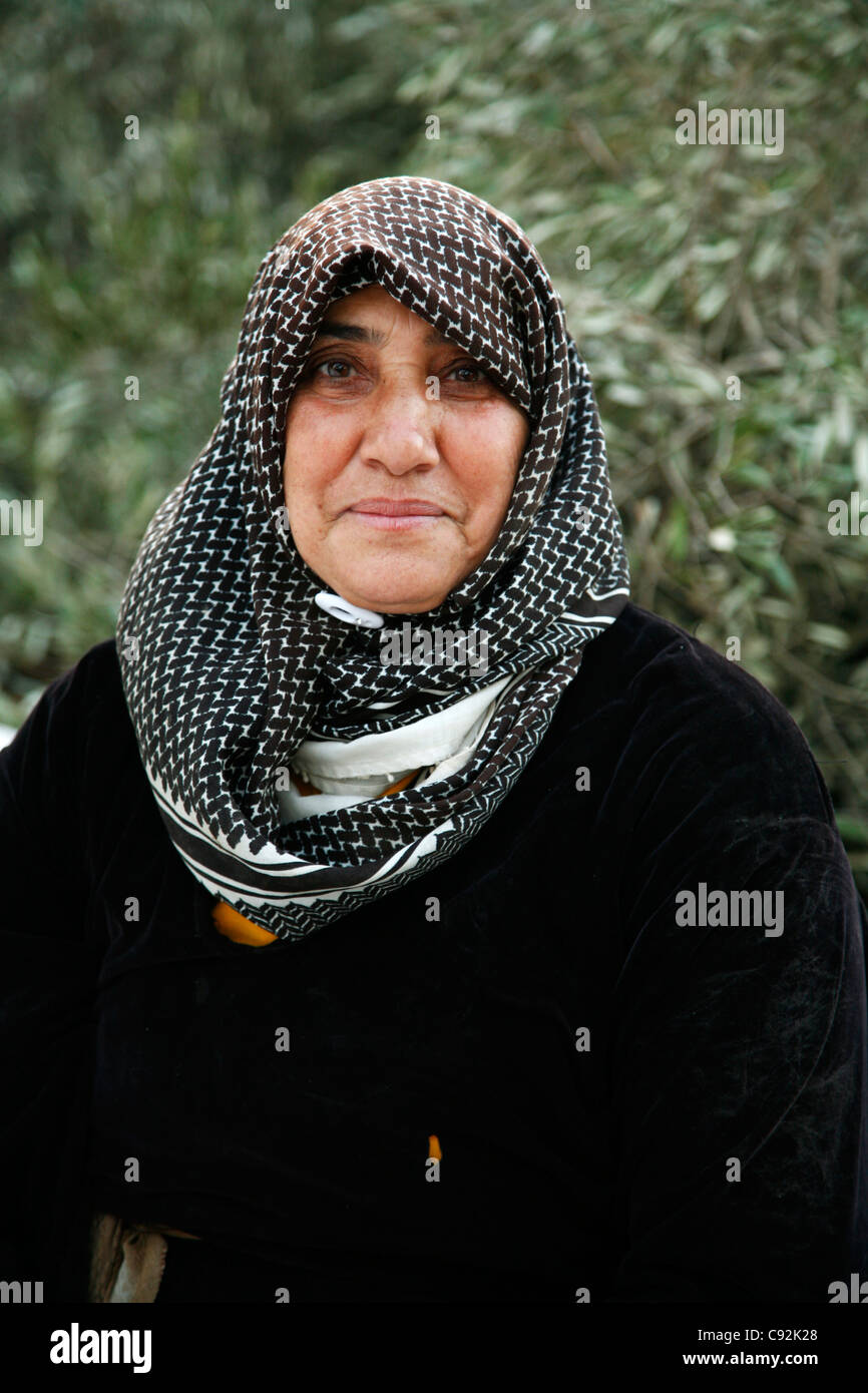 Portrait d'une femme travaillant dans l'huile d'olive près de Umm Qais dans le Nord, la Jordanie. Banque D'Images