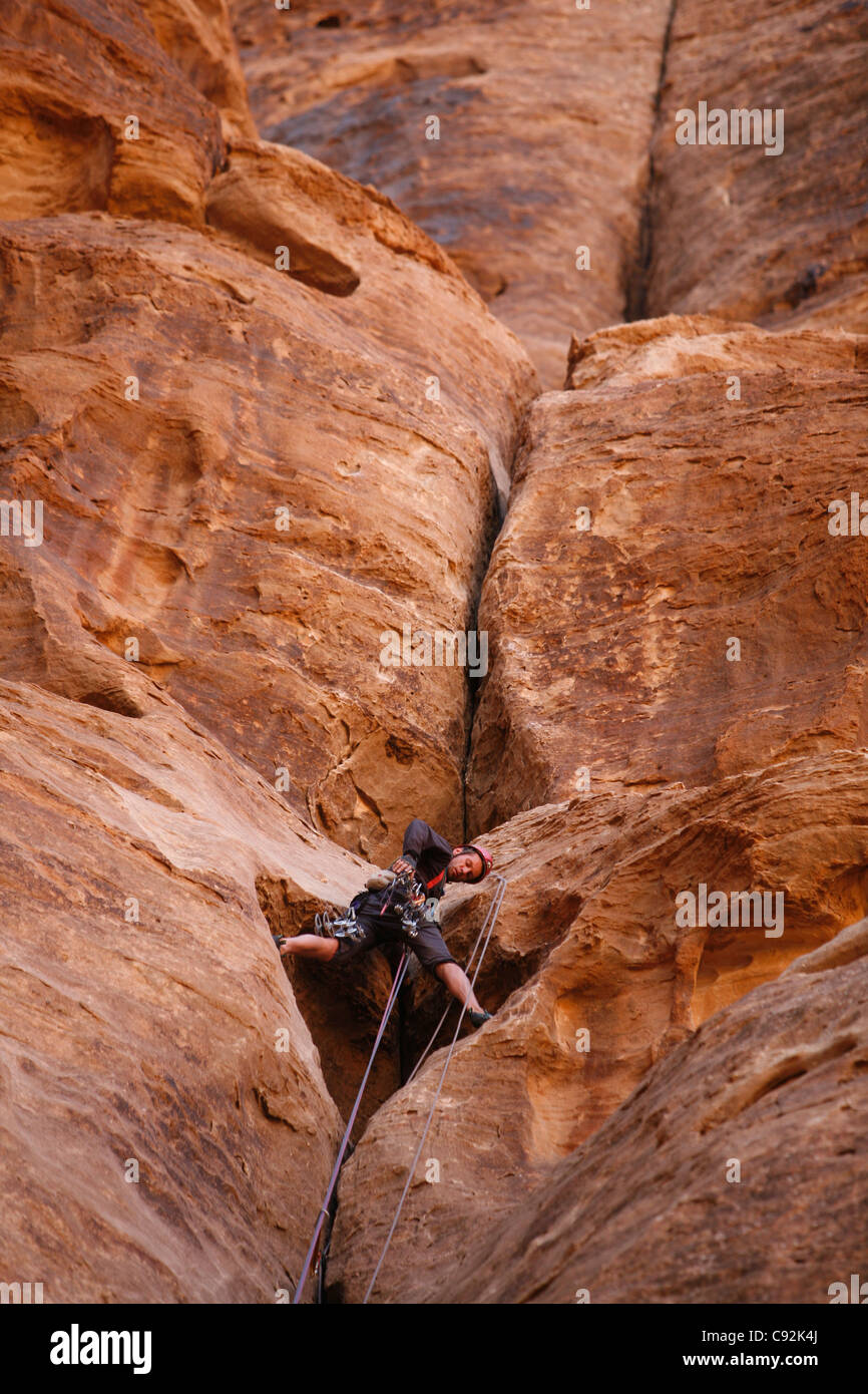 L'escalade à Barrah canyon, Wadi Rum, Jordanie. Banque D'Images