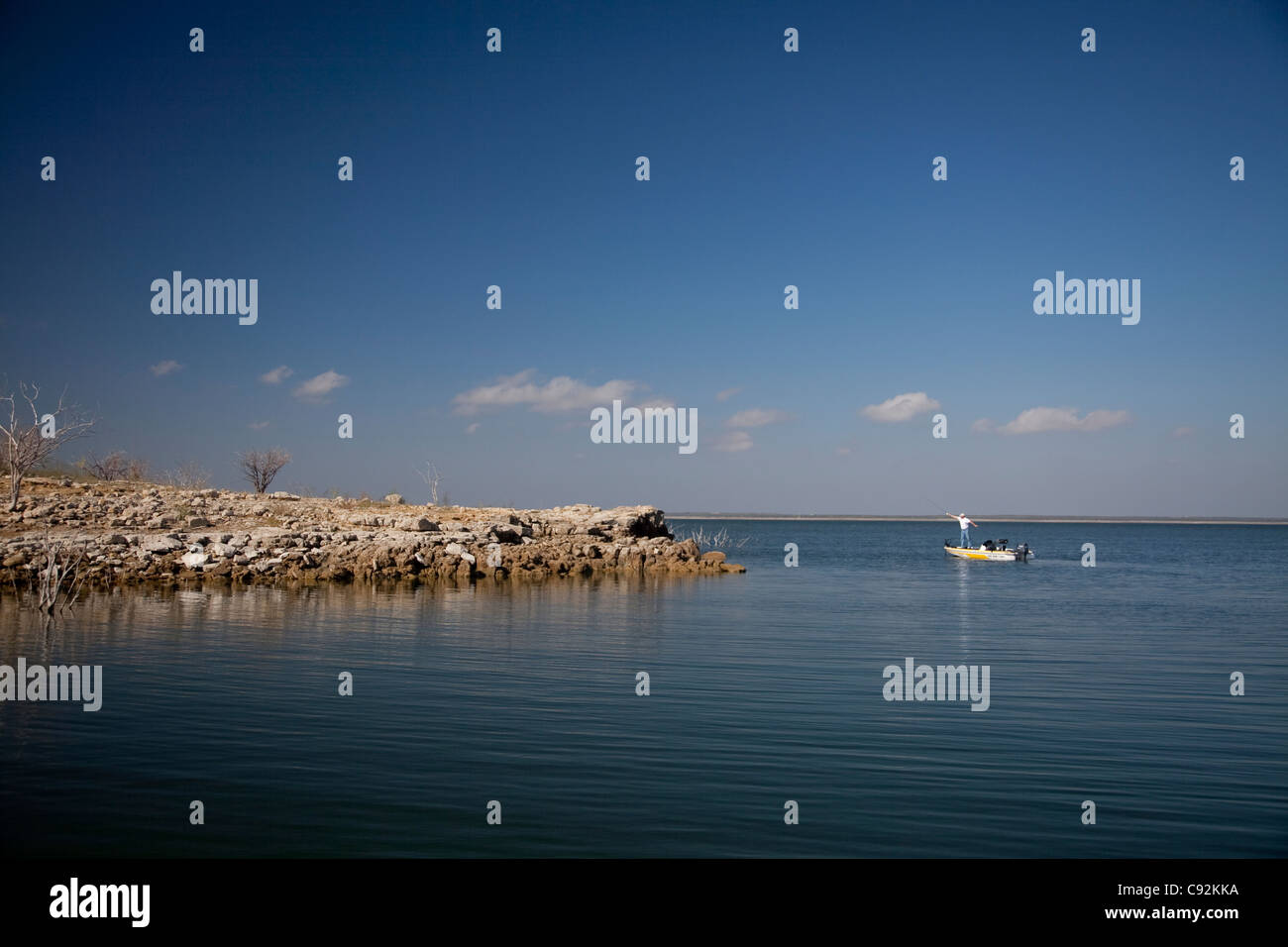 Un pêcheur américain jette autour de Tiger Island sur le côté américain de Falcon Lake, sur la frontière entre le Texas et au sud de San Antonio. Banque D'Images