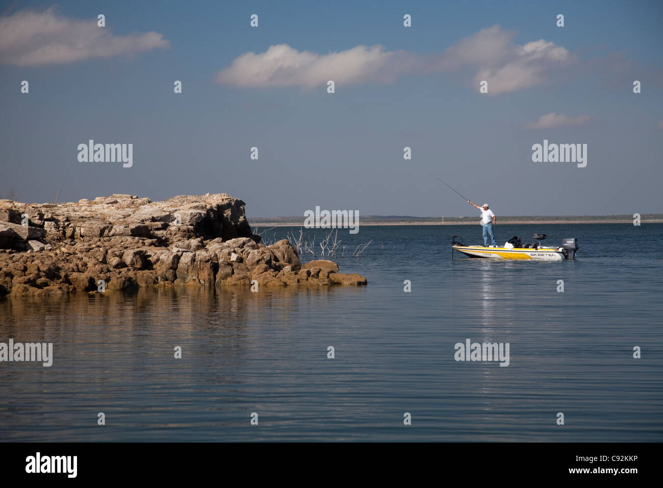 Un pêcheur américain jette autour de Tiger Island sur le côté américain de Falcon Lake, sur la frontière entre le Texas et au sud de San Antonio. Banque D'Images