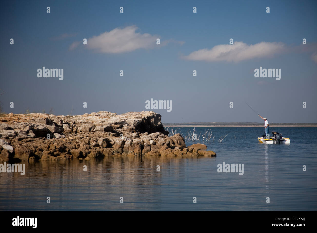 Un pêcheur américain jette autour de Tiger Island sur le côté américain de Falcon Lake, sur la frontière entre le Texas et au sud de San Antonio. Banque D'Images