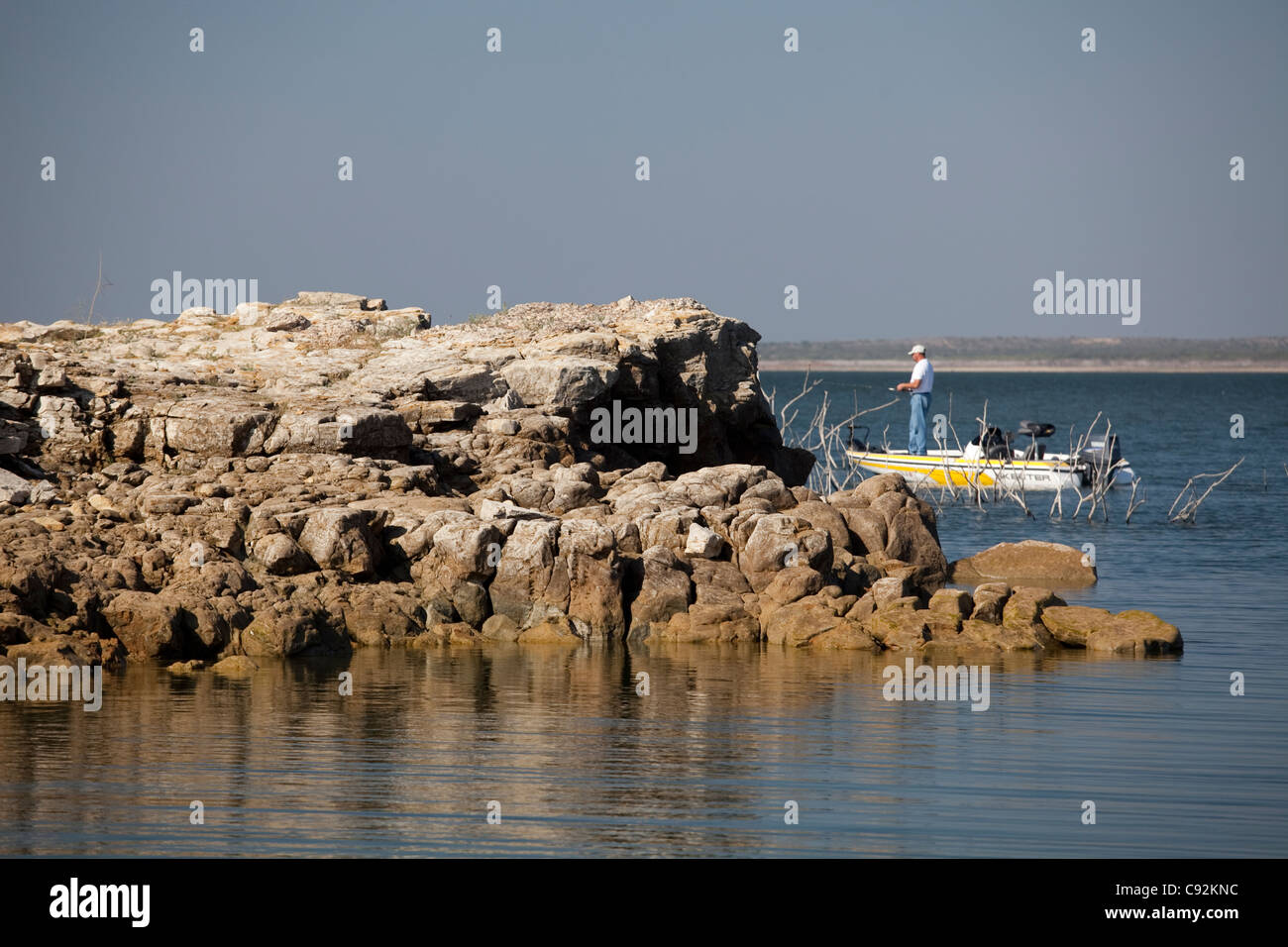 Un pêcheur américain jette autour de Tiger Island sur le côté américain de Falcon Lake, sur la frontière entre le Texas et au sud de San Antonio. Banque D'Images