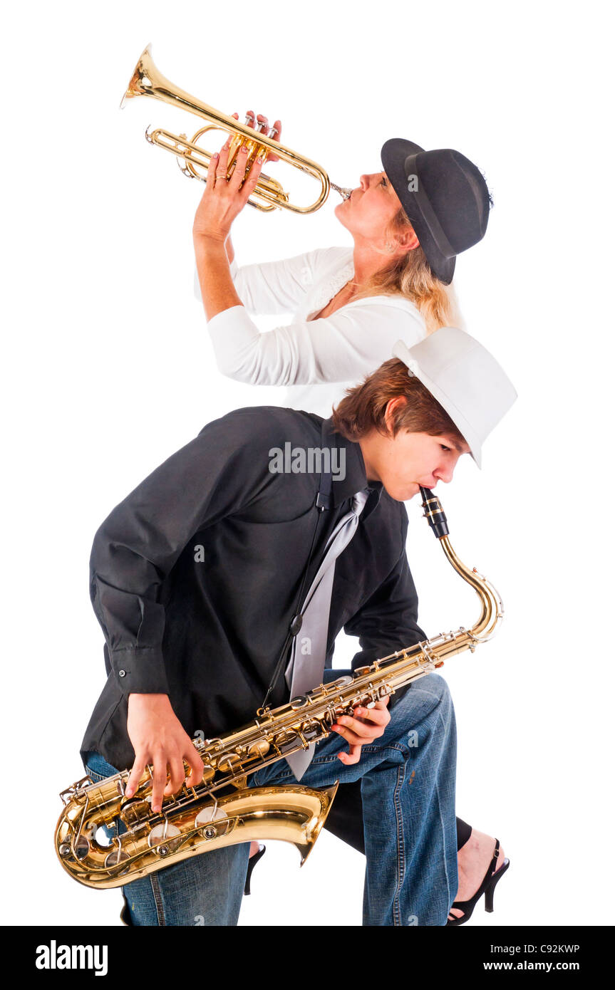Temps de la famille comme une mère et son fils s'atteler avec les bleus sur une trompette et saxophone ténor. Banque D'Images