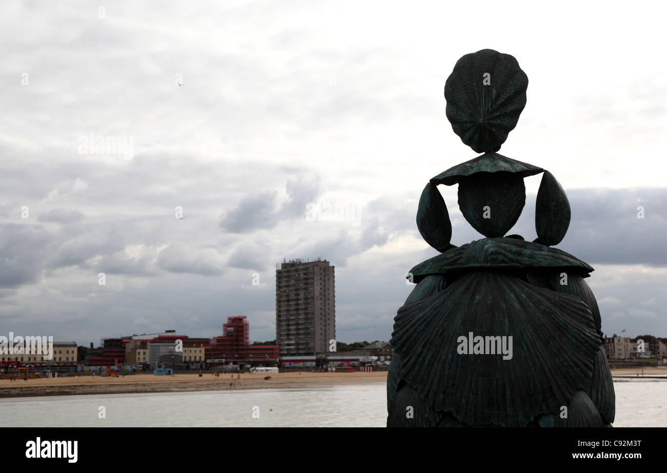 Une gigantesque statue de taille moyenne d'une dame fabriqués à partir de coquillages donnant sur Arlington House sur le port de la jetée de Margate, Kent, Angleterre Banque D'Images