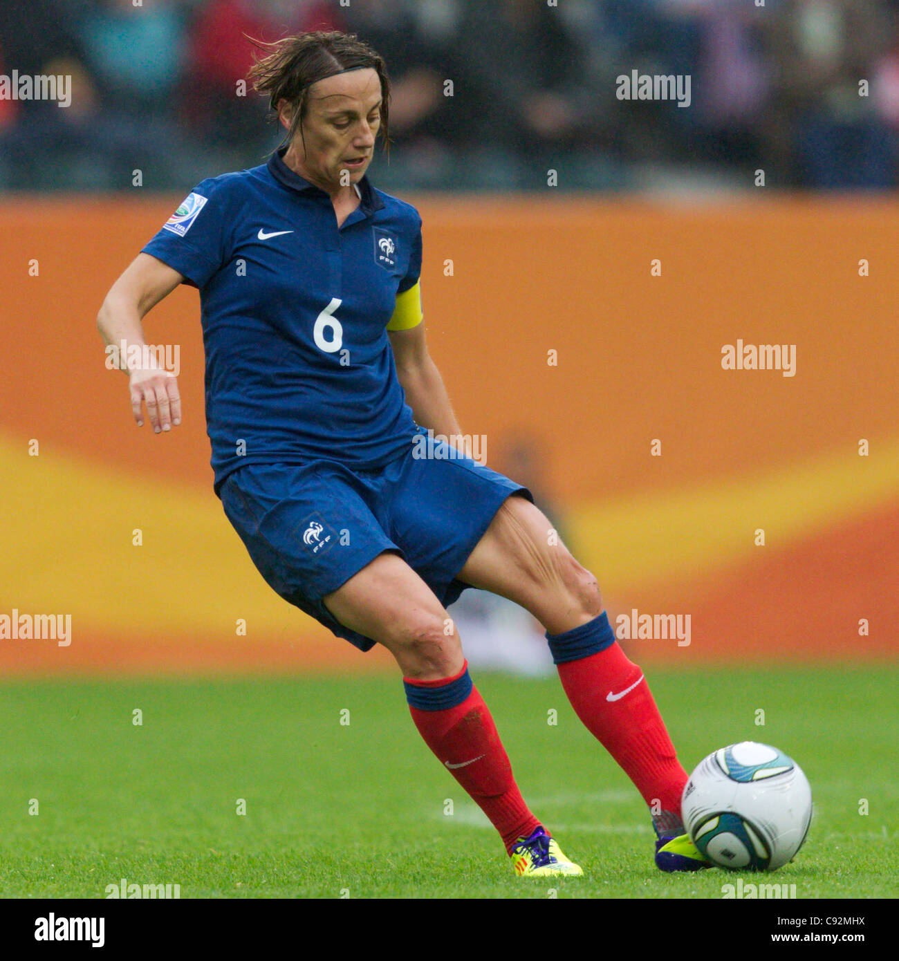 Le capitaine de l'équipe Sandrine Soubeyrand France lance la balle au cours d'une Coupe du Monde féminine de la fifa de football match de demi-finale contre les USA. Banque D'Images