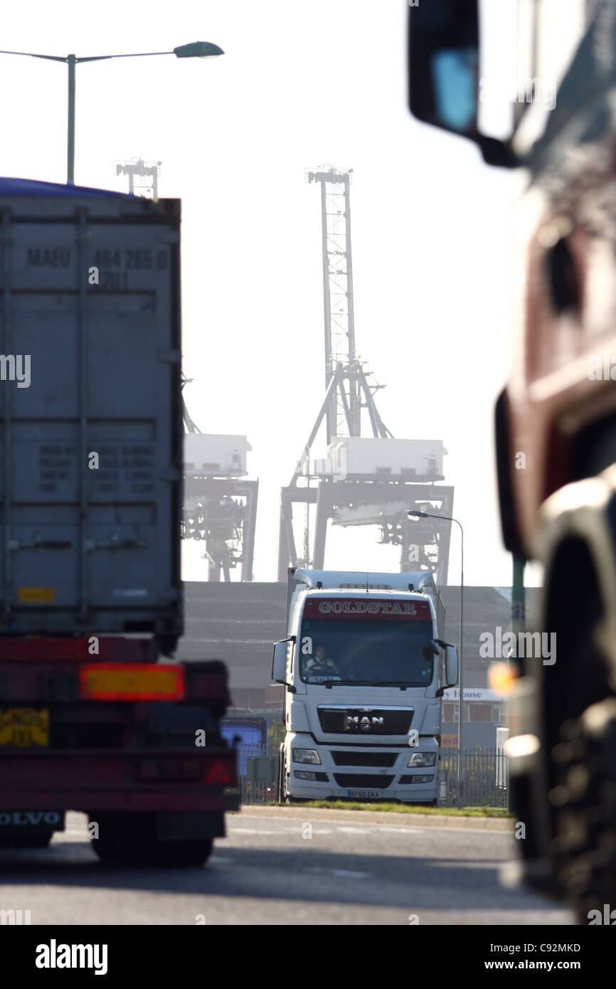 Parties de camions porte-conteneurs voyageant près du port de Felixstowe dans le Suffolk, Angleterre - grues de quai à peine visible Banque D'Images