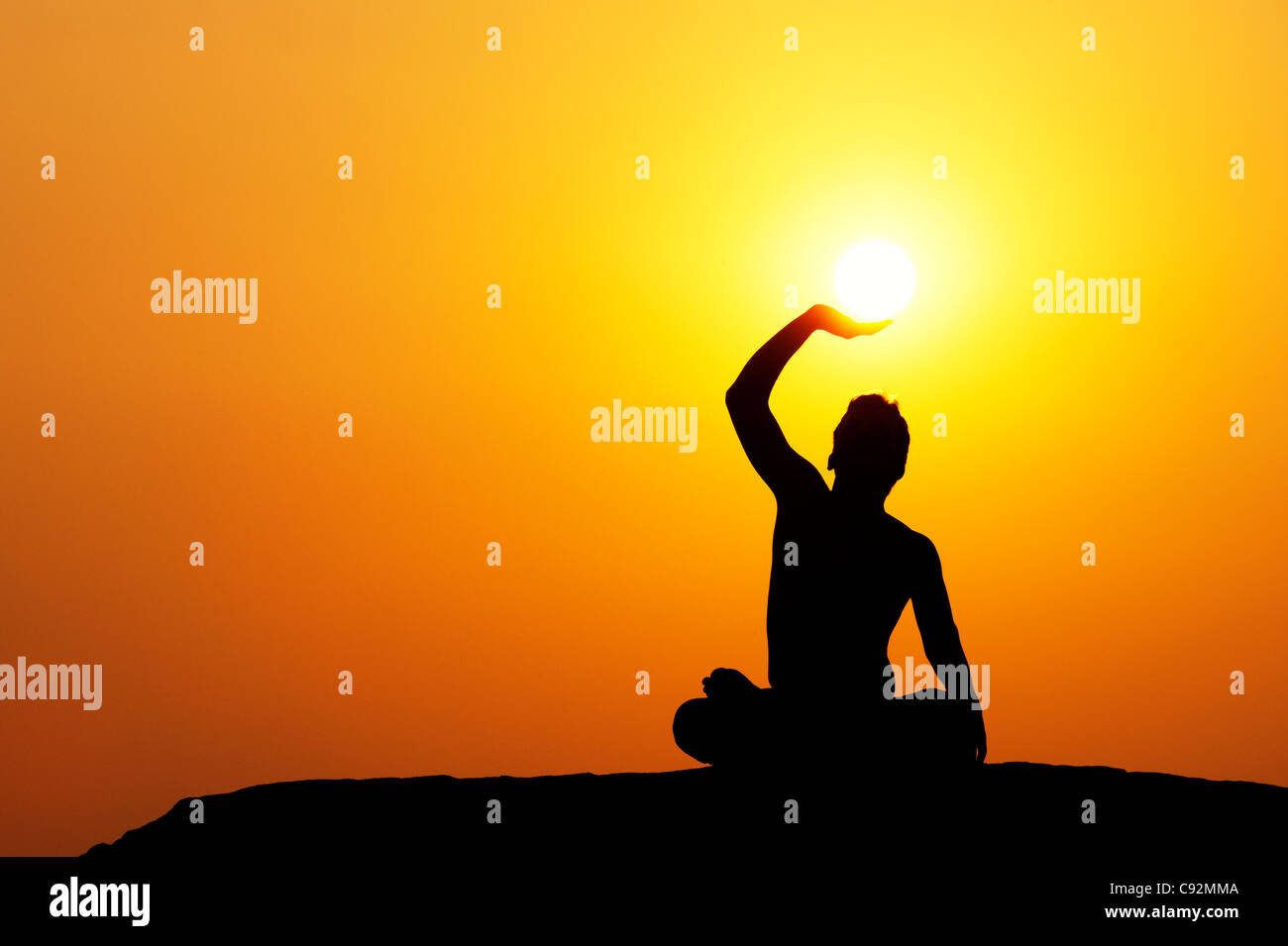 L'homme Indien tenant le soleil. Silhouette. L'Inde Banque D'Images