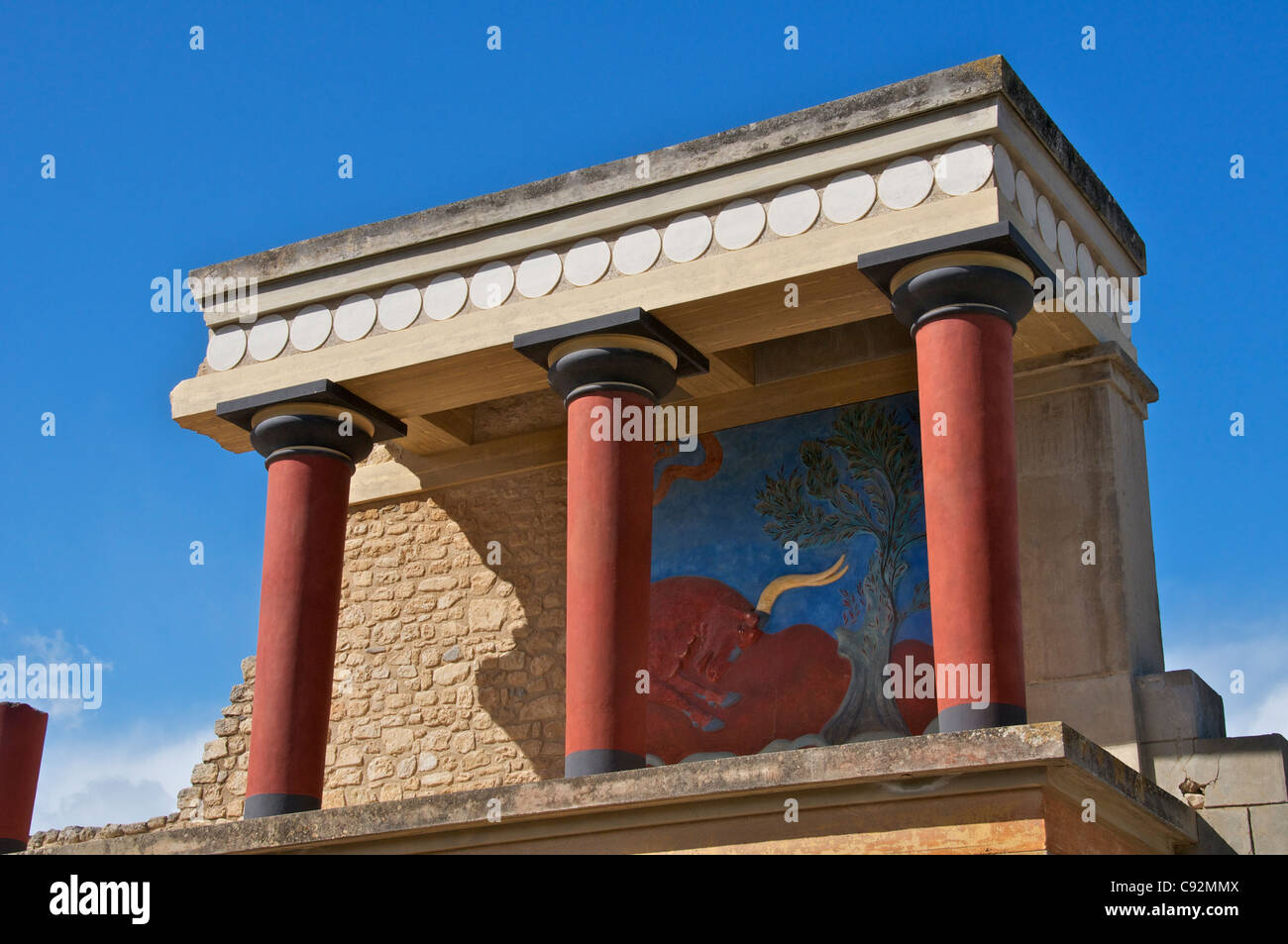 Pilier nord Hall avec bull charge fresco Palais de Knossos circa1500 BC Crète Grèce Banque D'Images