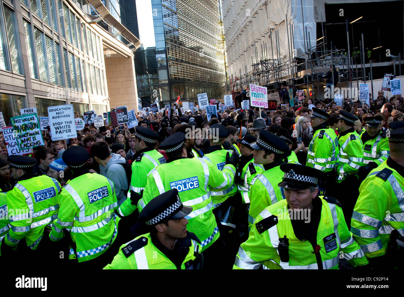 Plomb de la police de mars à l'étudiant le centre de Londres pour protester contre les hausses des frais de scolarité et les changements à l'enseignement supérieur. La police était en vigueur comme des milliers d'étudiants ont défilé dans le centre de Londres. Quelque 4 000 policiers étaient en service, que les manifestants ont défilé pacifiquement pour protester contre Banque D'Images