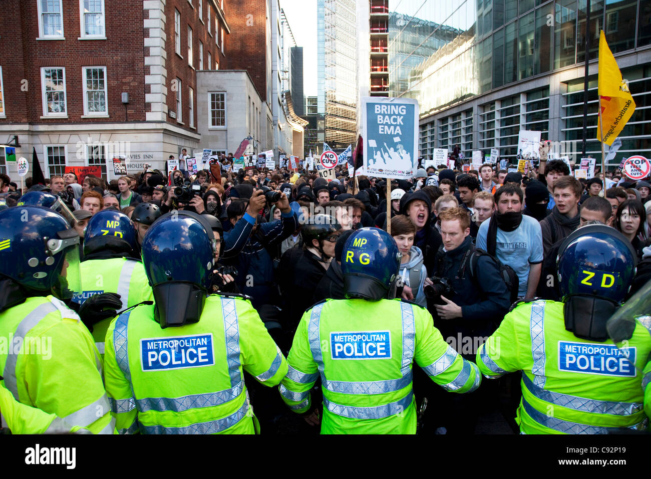 Plomb de la police de mars à l'étudiant le centre de Londres pour protester contre les hausses des frais de scolarité et les changements à l'enseignement supérieur. La police était en vigueur comme des milliers d'étudiants ont défilé dans le centre de Londres. Quelque 4 000 policiers étaient en service, que les manifestants ont défilé pacifiquement pour protester contre Banque D'Images