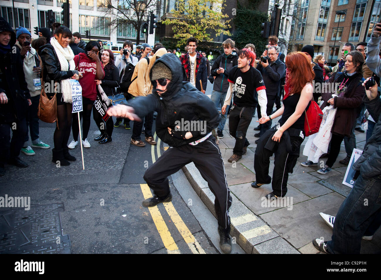 Au cours de danse anarchistes mars étudiant à travers le centre de Londres pour protester contre les hausses des frais de scolarité et les changements à l'enseignement supérieur. La police était en vigueur comme des milliers d'étudiants ont défilé dans le centre de Londres. Quelque 4 000 policiers étaient en service, que les manifestants ont défilé pacifiquement dans un pr Banque D'Images
