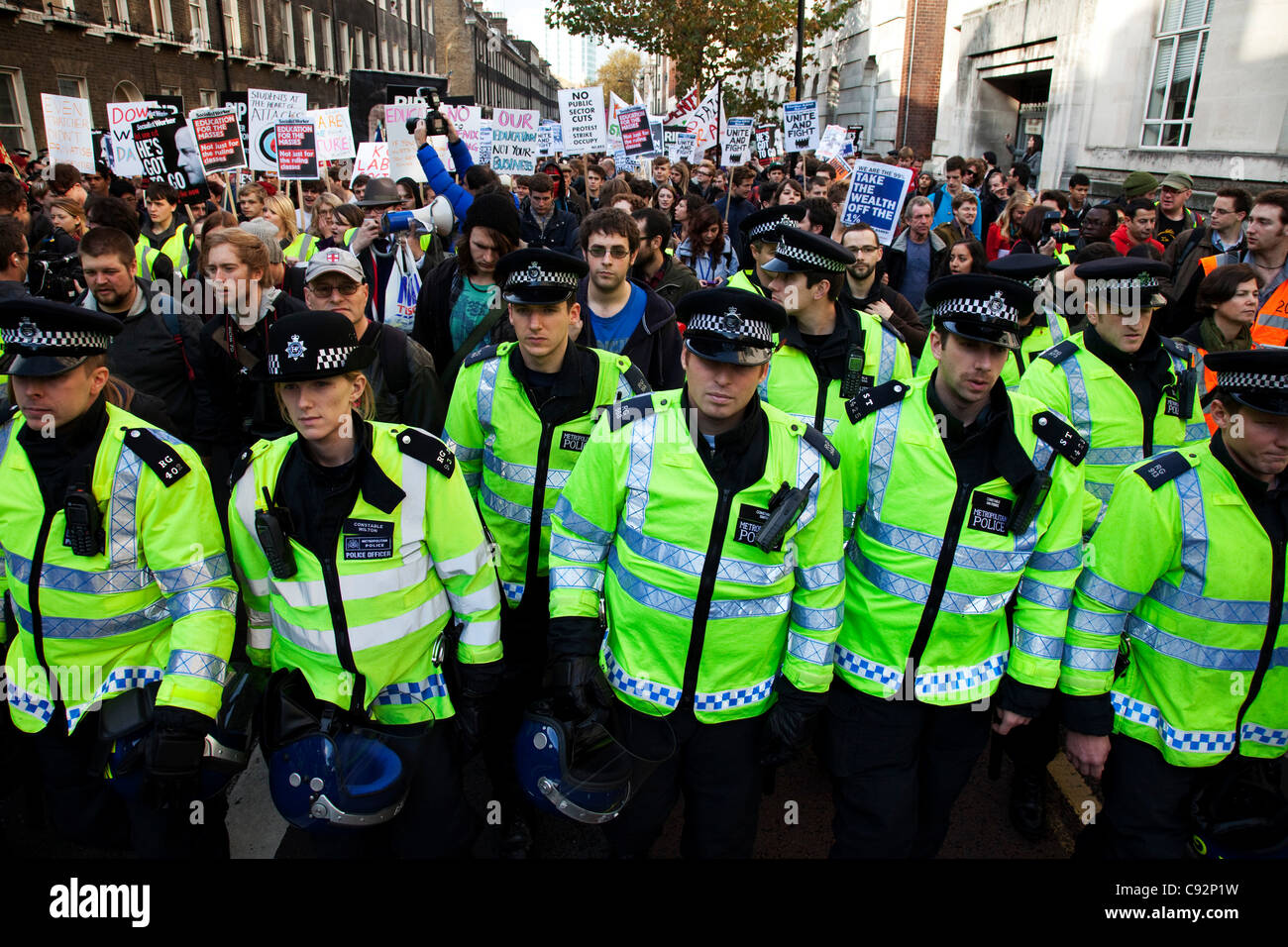 Plomb de la police de mars à l'étudiant le centre de Londres pour protester contre les hausses des frais de scolarité et les changements à l'enseignement supérieur. La police était en vigueur comme des milliers d'étudiants ont défilé dans le centre de Londres. Quelque 4 000 policiers étaient en service, que les manifestants ont défilé pacifiquement pour protester contre Banque D'Images