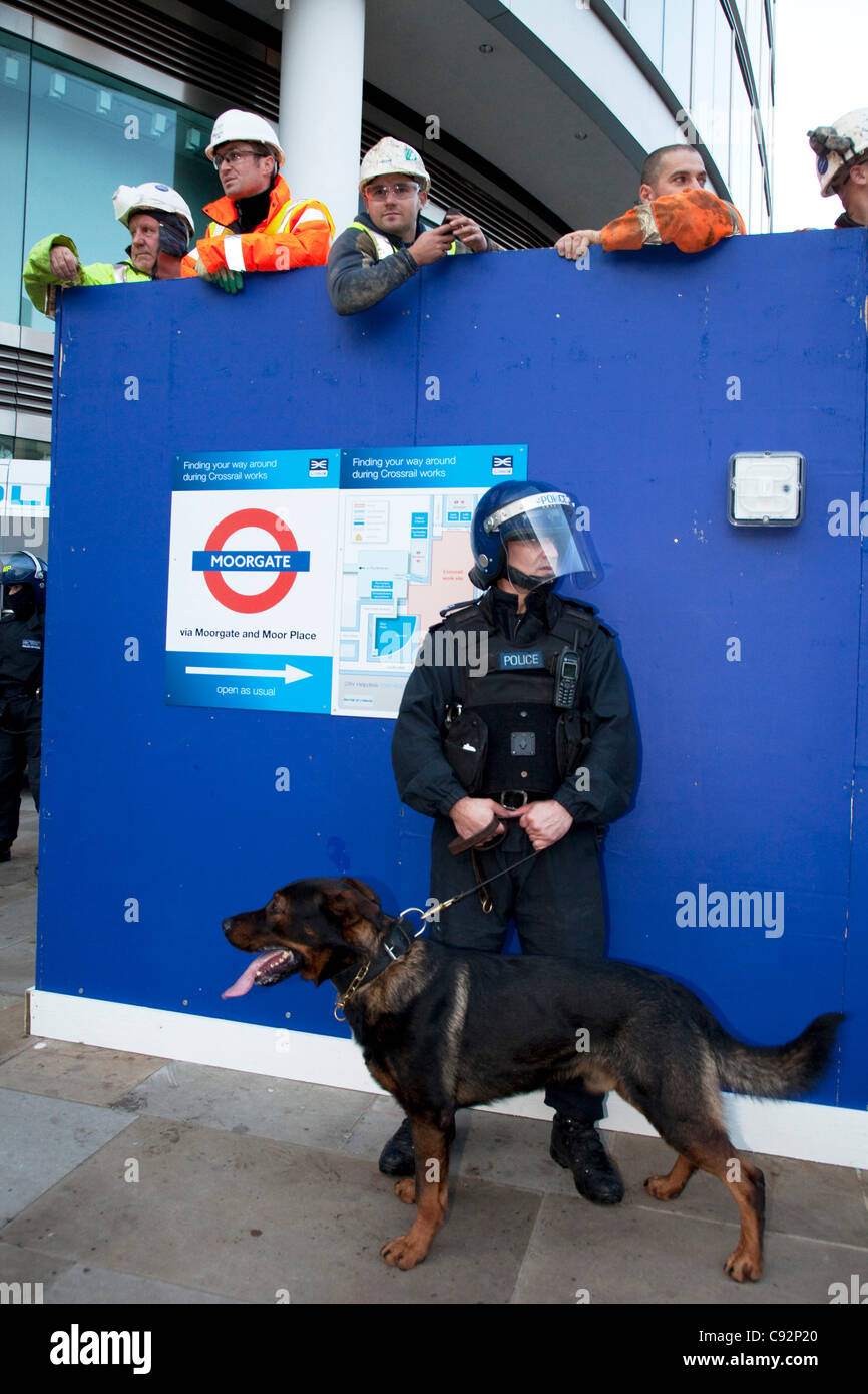 Les chiens policiers et les travailleurs à Moorgate station. Le centre de Londres en mars des étudiants pour protester contre l'augmentation des frais de scolarité et les changements à l'enseignement supérieur. La police était en vigueur comme des milliers d'étudiants ont défilé dans le centre de Londres. Quelque 4 000 policiers étaient en service, que les manifestants ont défilé Banque D'Images