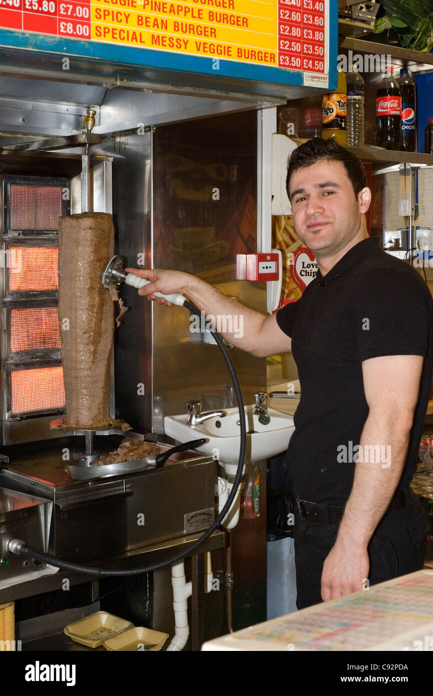 Homme travaillant dans de kebab brochettes préparation Banque D'Images