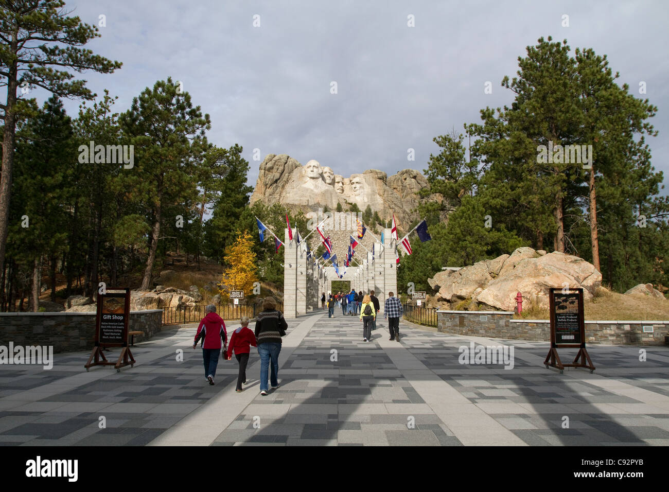 Foule de touristes marchant sur l'avenue des drapeaux en direction du monument national du mont Rushmore, Black Hills, Dakota du Sud, États-Unis Banque D'Images